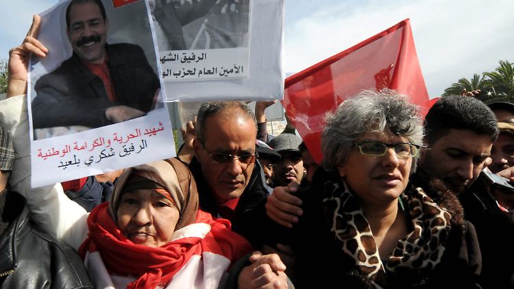 Fordert gnadenlose Aufklärung: Basma Belaïd, die Witwe des getöteten tunesischen Politikers (r.).