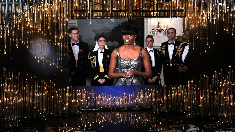 Das Original: Michelle Obama im schulterfreien Kleid.
