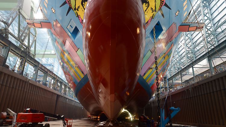 Es ist groß, es ist bunt - und es hängen deutsche Arbeitsplätze dran: Die "Norwegian Breakaway" im Trockendock.