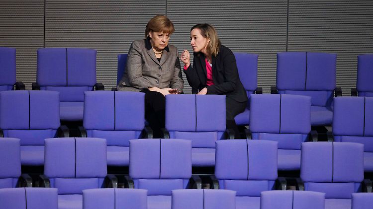 Kanzlerin Merkel und Familienministerin Schröder müssen noch viel Überzeugungsarbeit leisten.