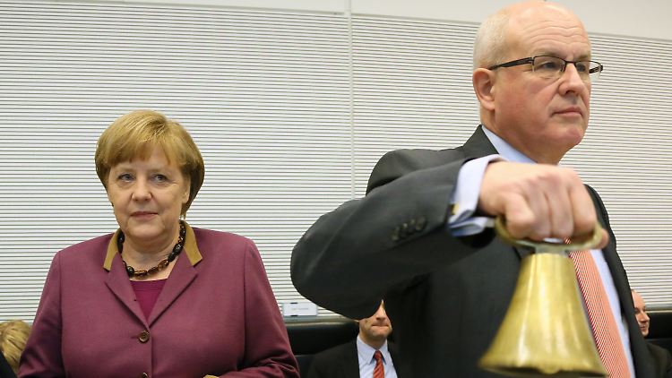 Fraktionschef Kauder läutet die Sitzung der Unionsfraktion ein.