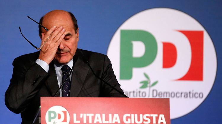 Als Politiker in Italien hat man es nicht leicht: Pier Luigi Bersani fasst sich an den Kopf.