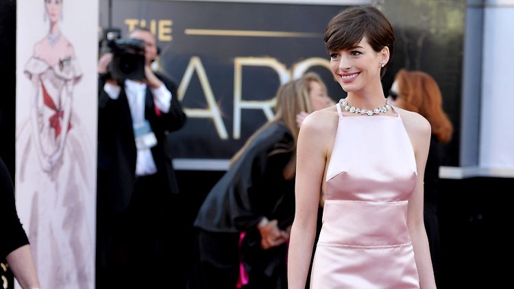 Hathaway setzte beim Gang über den roten Teppich auf ein Kleid von Prada.