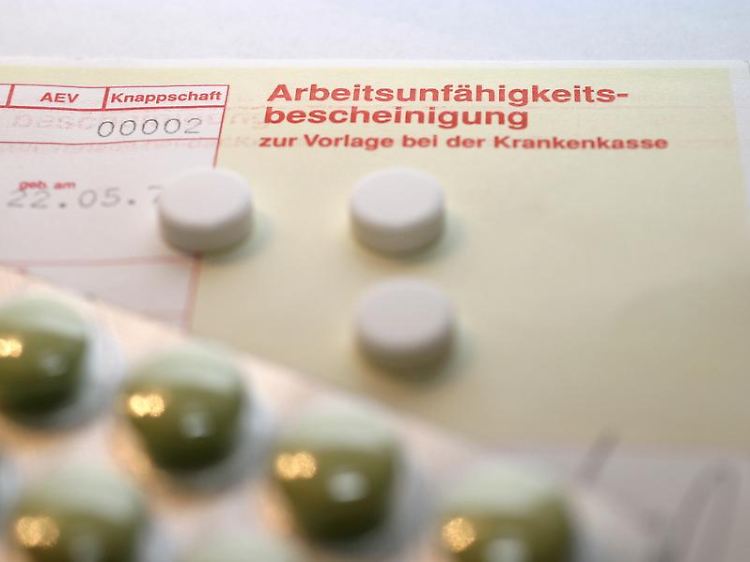 Ein Attest müssen kranke Arbeitnehmer spätestens am vierten Fehltag vorlegen - es sei denn, ihr Arbeitgeber verlangt die Krankschreibung bereits am ersten Tag.