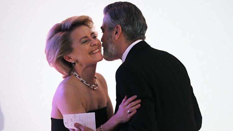 Wo ein "Sexiest Man Alive" ist, ist sie nicht weit: Ursula von der Leyen. 