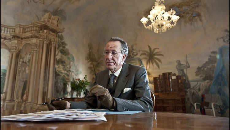 Virgil Oldman (Geoffrey Rush) liebt die Kunst und scheut die Menschen.