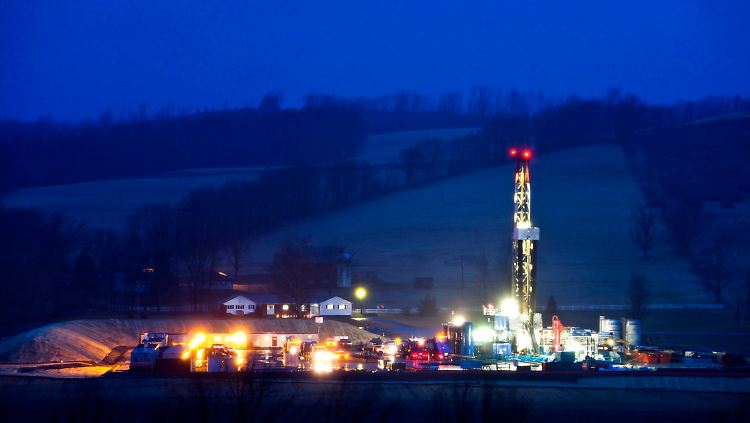 Eine Ölbohrplattform bei Troy im US-Bundesstaat Pennsylvania, bei der nach der Fracking-Methode Öl gefördert wird.