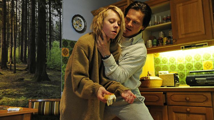 Täter und Opfer - Wolfgang Priklopil folterte Natascha Kampusch mit Essensentzug (Filmszene).