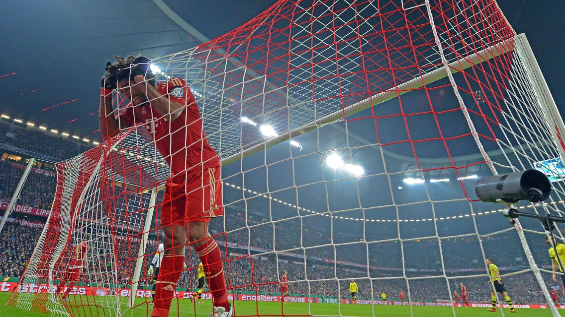 Die ersten Chancen gehörten aber dennoch den Gastgebern, die vor allem Revanche für das blamable 2:5 im Pokalfinale 2012 nehmen wollten.