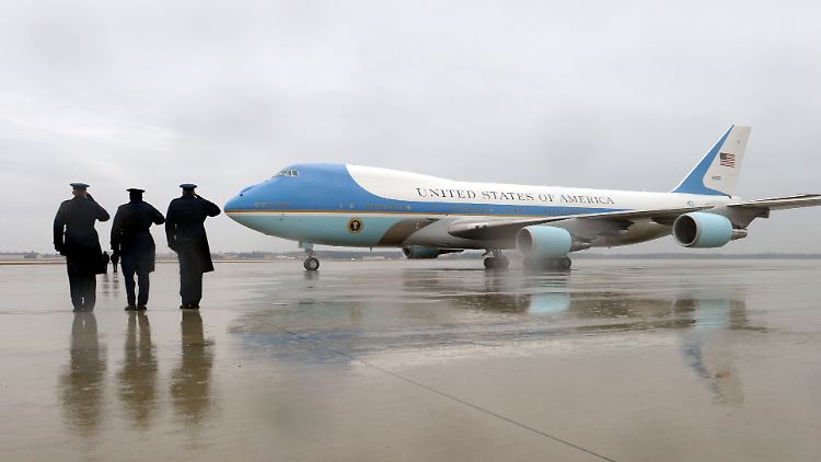 Sparbombe im Gepäck: An Bord von "Air Force One" reist US-Präsident quer durch die Staaten, um für eine Einigung im Haushaltsstreit zu werben.