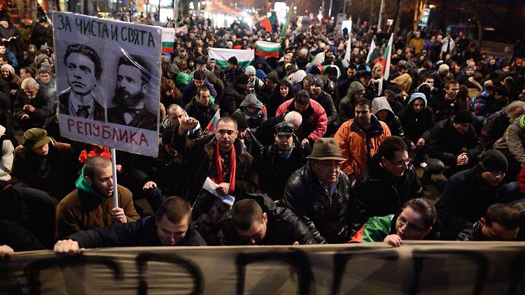Menschenmassen demonstrieren täglich auf den Straßen von Sofia.