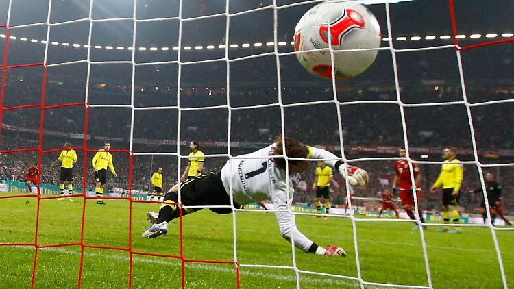 Das einzige Tor des Spiels: Kurz vor dem Halbzeitpfiff setzte Robben einen satten Schuss in den Winkel. BVB-Torwart Weidenfeller war chancenlos.