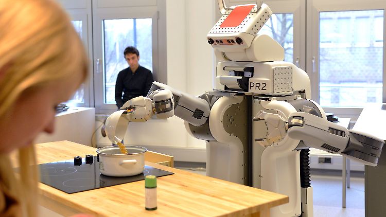 Mais rein in den Topf: "PR2" beim Popcornmachen.