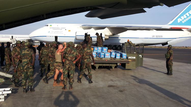 In Mali helfen Deutsche mit Transall-Maschinen beim Truppentransport.
