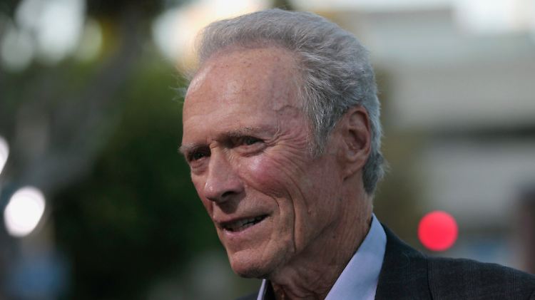 Eastwood gilt als Konservativer. Doch während er beim Thema Waffengesetze stur bleibt, zeigt er sich bei der Gleichstellung Homosexueller offen.
