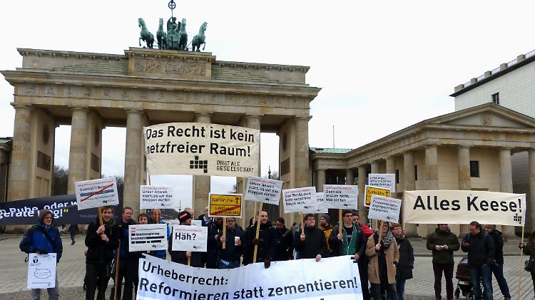 Während der Bundestag debattierte, demonstrierte ein Häuflein Netzaktivisten gegen das Leistungsschutzrecht.