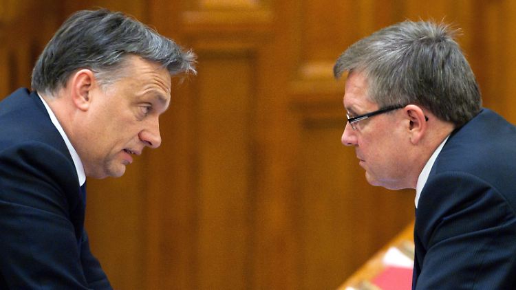 Ungarns Regierungschef Orban (l.) setzt György Matolcsy an die Spitze der Notenbank. Matolcsy ist bisher Wirtschaftsminister - und umstritten.