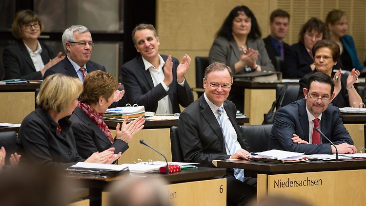 Niedersachsens neuer Ministerpräsident Stephan Weil (M.) wird zu Beginn der Sitzung mit Applaus begrüßt.