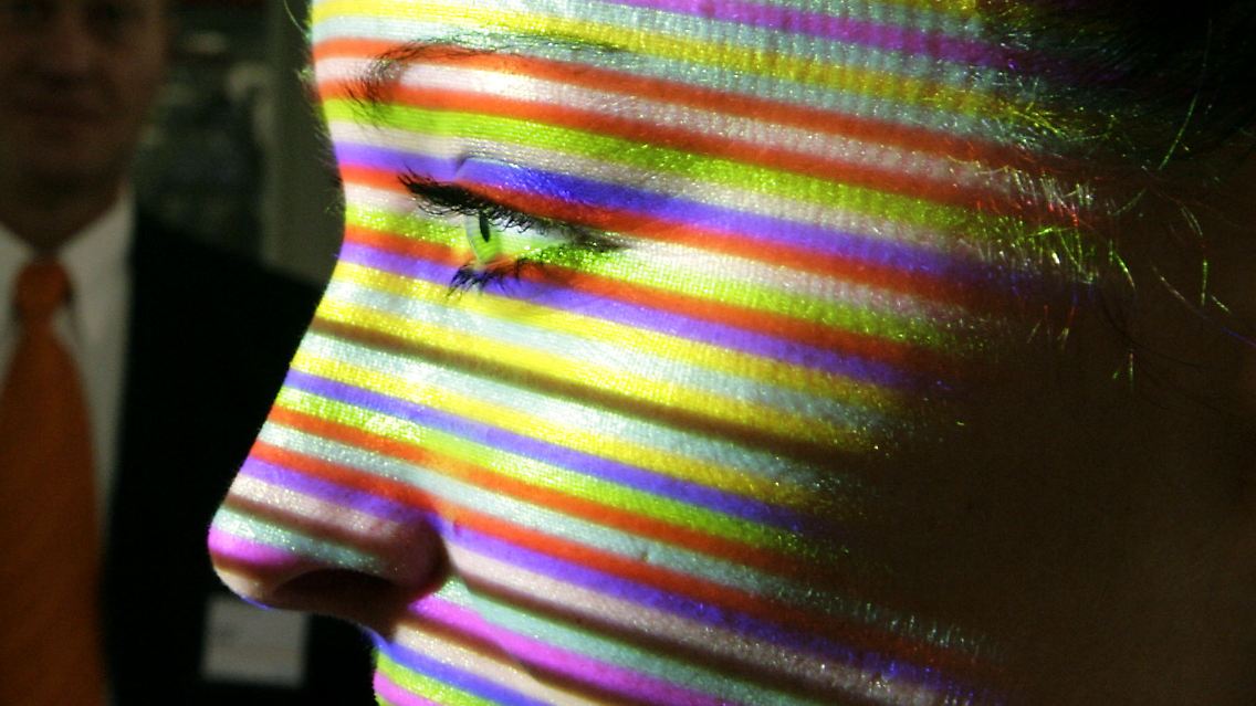 Eine Frau steht vor einem Gesichtsscanner.