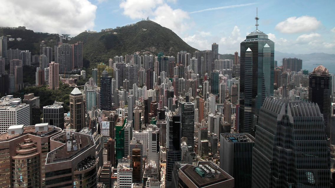 Blick aufs Bankenviertel von Hongkong: So viel Natur würde man in dieser Stadt gar nicht erwarten.