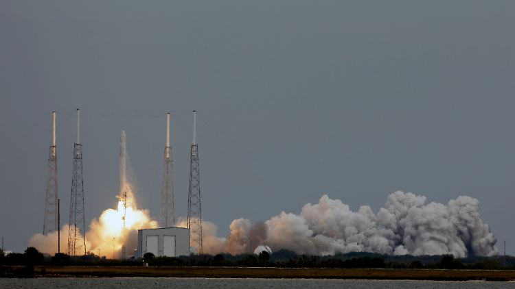Die Falcon 9 SpaceX hebt ab.