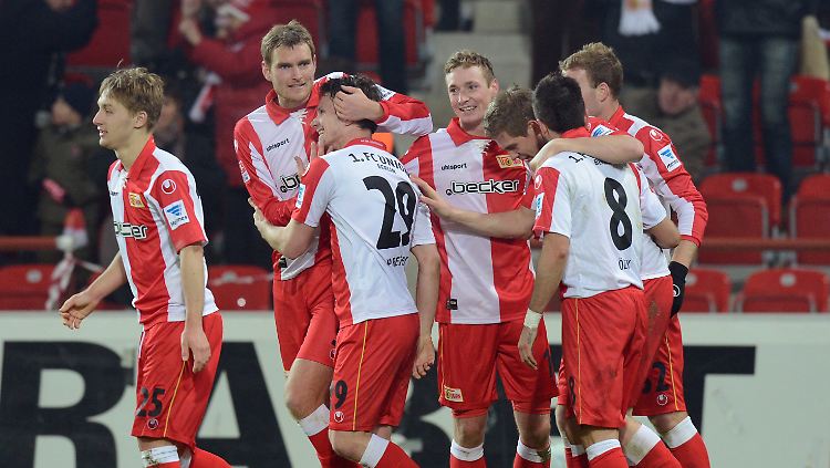 Freude beim 1. FC Union über das Tor von Michael Parensen (Nummer 29) zum 3:0.  
