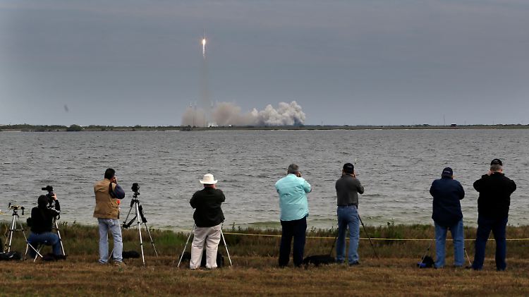 So geht Raumfahrt heute: Die unbemannte Falcon-Rakete mit "Dragon" an Bord hebt ab.