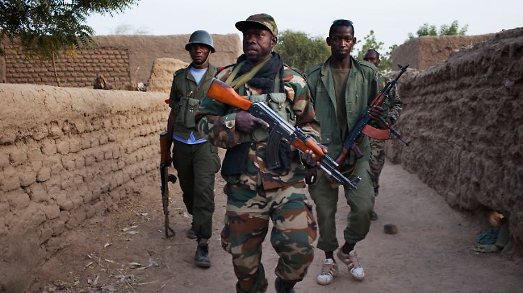 Bamako-treue Regierungssoldaten auf dem Weg in den Einsatz.