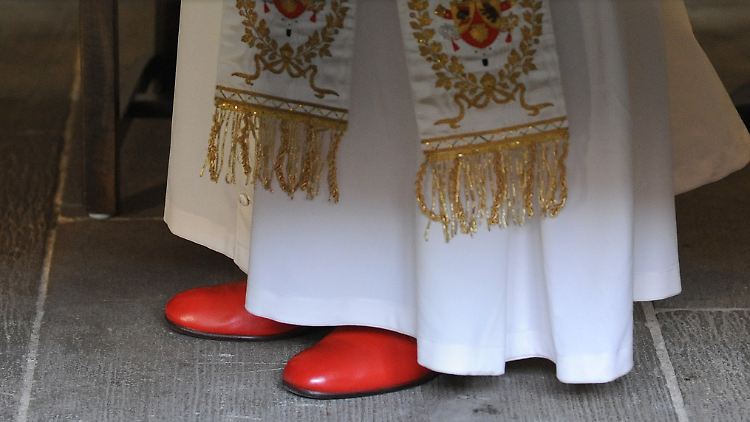 Seine päpstlichen Schuhe möchte Benedikt XVI. nach seinem Rücktritt nicht mehr anziehen.