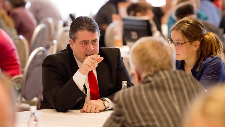 Sigmar Gabriel setzte sich an die Tische und lauschte den Diskussionen.