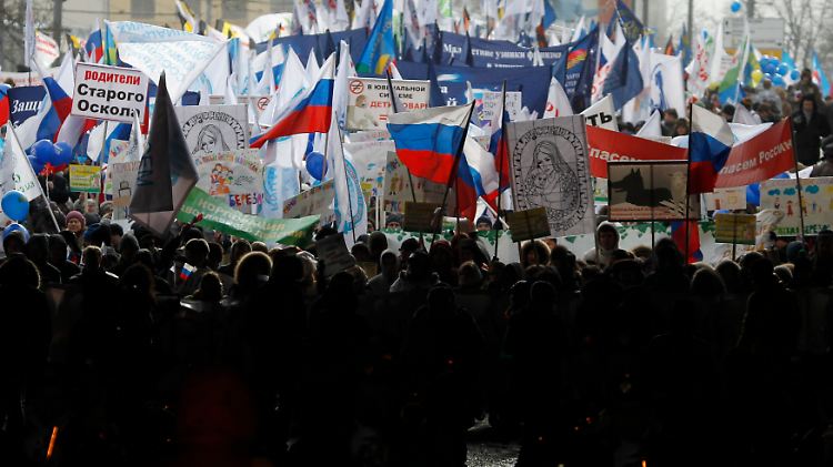 Tausende Demonstranten unterstützten das Adoptionsverbot, das in Russland eine heftige Kontroverse ausgelöst hat.