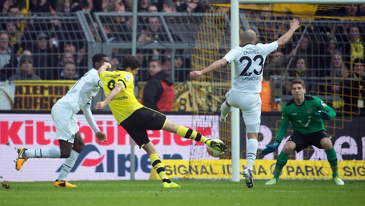 Robert Lewandowski traf doppelt gegen Hannover und führt nun die Torjägerlliste an.
