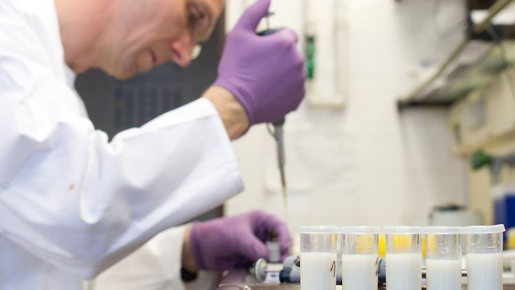 Ein Chemietechniker untersucht im Niedersächsischen Landesamt für Verbraucherschutz und Lebensmittelsicherheit Rohmilchproben.