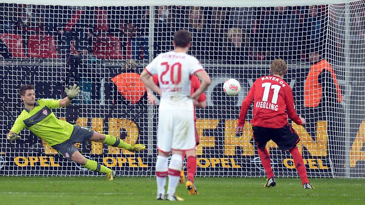 Per Elfmeter setzte Stefan Kießling setzte famose Torserie gegen Stuttgart fort und leitete die späte Wende ein.