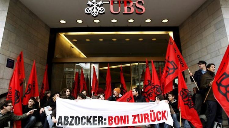Mitglieder der Jungen Sozialisten demonstrieren vor der größten Schweizer Bank gegen Bonuszahlungen.