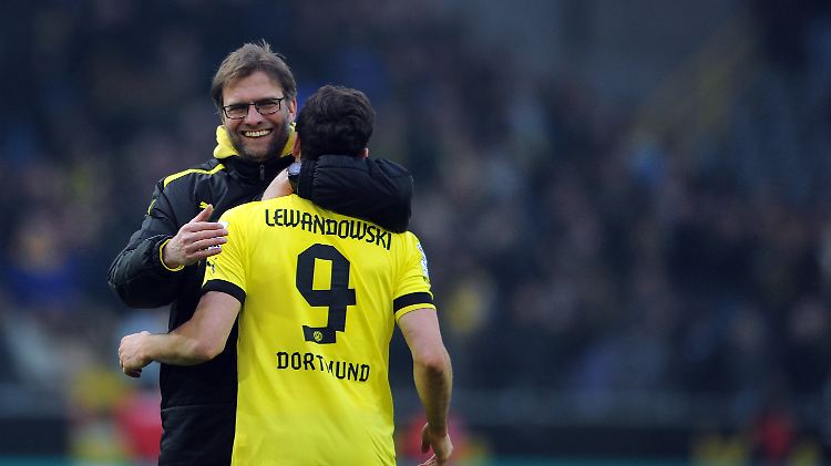 BVB-Coach Jürgen Klopp herzt Doppeltorschütze Robert Lewandowski.