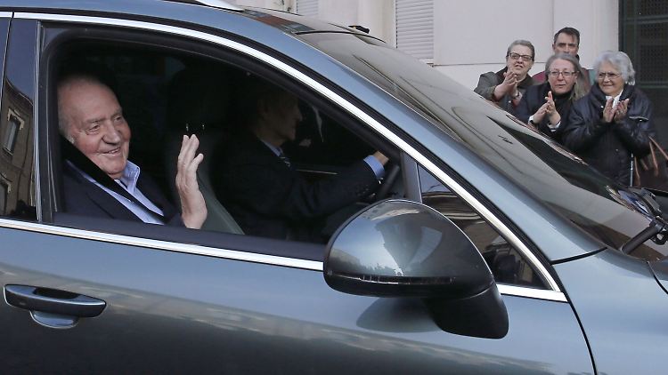 Juan Carlos trifft in der Privatklinik La Milagrosa ein.