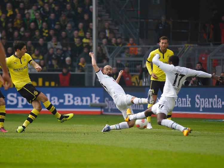 Mit 16 Toren führt Lewandowski nun die Torjägerliste der Liga gemeinsam mit Stefan Kießling an.