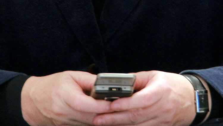 Merkel kommuniziert auch schon mal unter der Regierungsbank. Nun bekommt sie ein neues, sicheres Handy.
