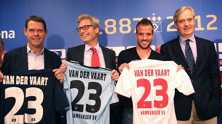 Klaus-Michael Nagel (r.) bei der Vorstellung des HSV-Spielmachers van der Vaart (l.), dessen Ablöse er bezahlte.
