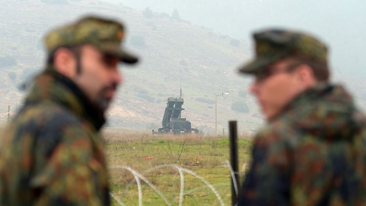 Deutsche Soldaten stehen am Rande der türkischen Stadt Kahramanmaras.