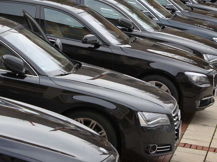 Bei Dienstwagen haftet der Fahrer nur anteilig bei Fahrlässigkeit und gar nicht bei nur leichter Fahrlässigkeit.
