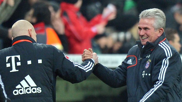 Bayerns Trainer Jupp Heynckes freut sich am vergangenen Mittwoch zusammen mit Sportdirektor Matthias Sammer über das 1:0 gegen Dortmund.