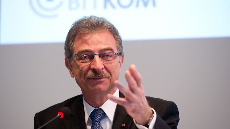 Bitkom-Präsident Peter Kempf präsentiert die Studie zum diesjährigen Cebit-Motto.