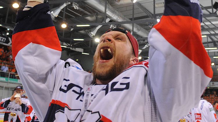 Ein Bild aus besseren Tagen: Stefan Ustorf feiert im April 2011 mit den Berliner Eisbären die Deutsche Meisterschaft.