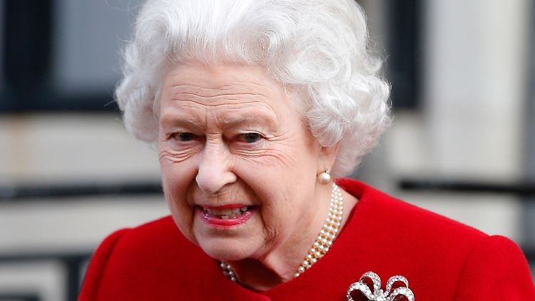 Gut gelaunt verlässt Queen Elizabeth das Krankenhaus.