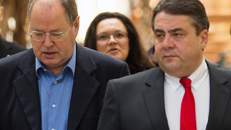 Andrea Nahles (M.) will den Deutschen erklären, weshalb der nächste Kanzler Peer Steinbrück (l.) heißen soll.