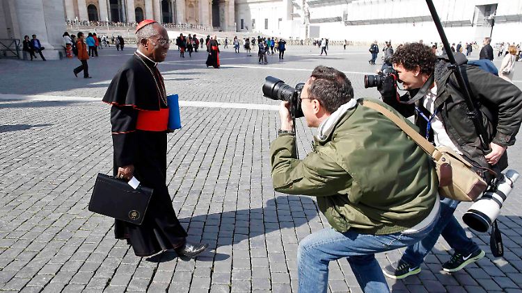Die kirchlichen Würdenträger finden natürlich auch das Interesse der Medien, hier der nigerianische Kardinal Francis Arinze.