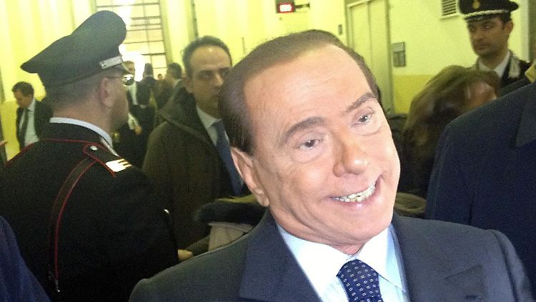 Gereizt antwortet Berlusconi auf die Fragen der Pressevertreter.