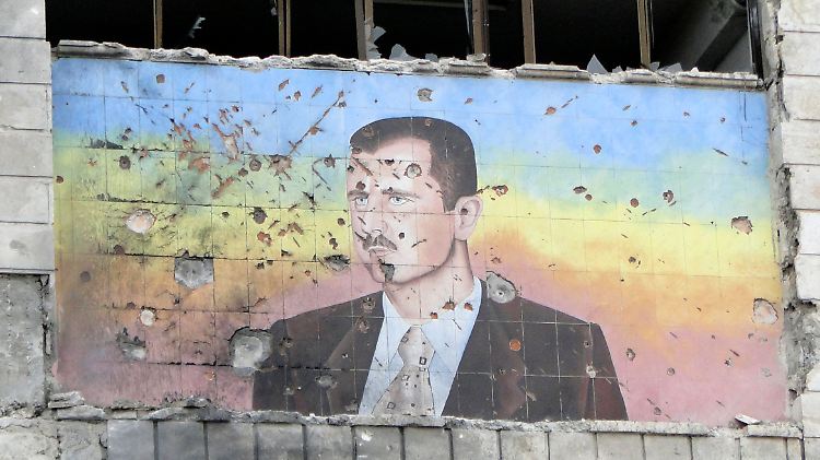 Dieses Bildnis von Präsident Assad an der Polizeiakademie von Aleppo wurde bei den Kämpfen beschädigt.